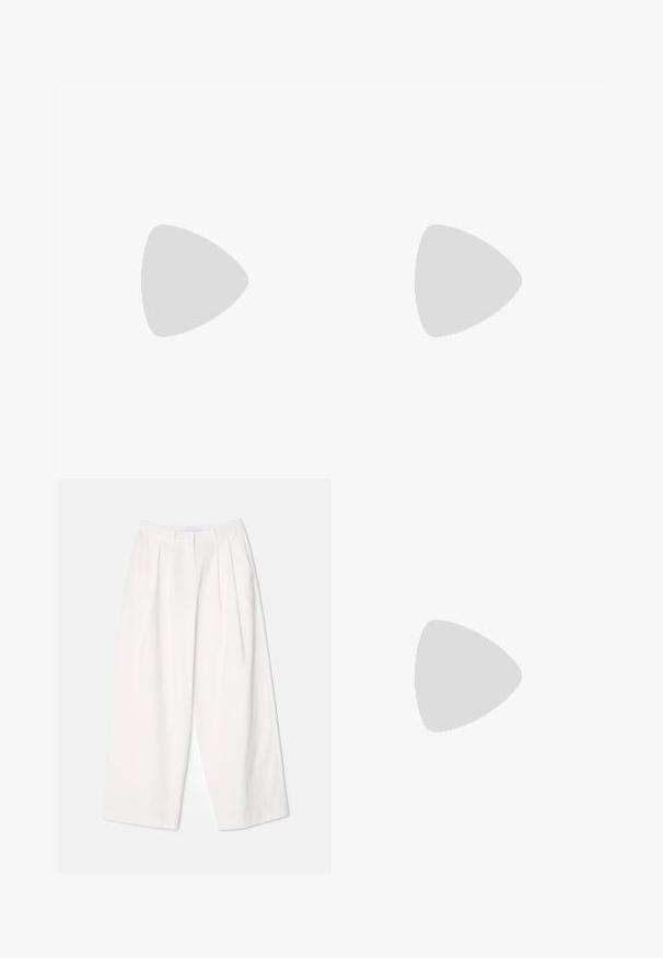 Débardeur rayé avec des rayures horizontales blanches et marines, confectionné en tissu côtelé. Comprend des bretelles larges et une encolure arrondie.; Pantalons larges blancs en tissu léger, comportant des plis à l'avant, une texture lisse et une taille haute.; Mule à bout pointu en tissu blanc cassé. Caractérisé par un petit talon et un discret détail de couture le long de la tige. Texture lisse, design minimal.; Tory Burch ROMY PEBBLED TOTE - Cabas - black