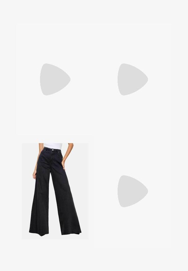 Maglione a maniche corte, lavorato a maglia a trecce in viola chiaro. Presenta un collo e un orlo a coste, con un motivo testurizzato su tutta la parte centrale.; Jeans neri a gamba ampia realizzati in denim. Vita alta con chiusura a bottoncino, caratterizzati da un design pulito e senza motivi o accenti prominenti.; Stivali alla caviglia in pelle nera con lacci, dotati di una suola nera spessa e cuciture gialle. Presentano una linguetta sul retro e occhielli metallici circolari.; Borsa a mano in pelle marrone con motivo monogramma texturizzato e logo "MICHAEL KORS" in tono oro. Presenta doppi manici e una forma strutturata.