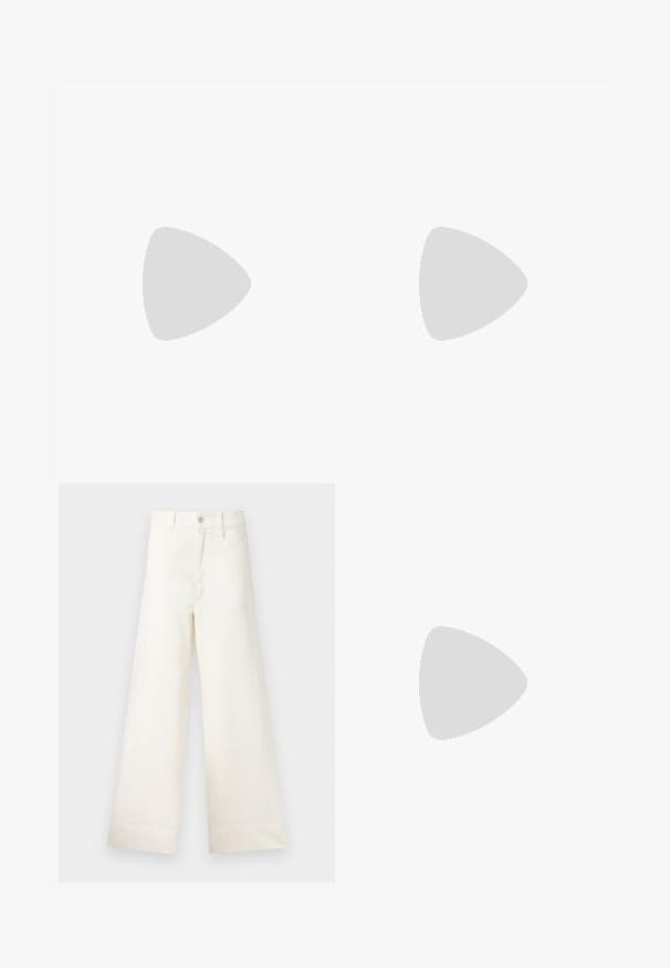 Roze sweatshirt gemaakt van zachte stof, met een relaxte pasvorm, korte mouwen en een klein geborduurd logo aan de voorkant.; Bredere broek van lichtbeige katoen. Heeft een hoge taille, voorzakken en een rechte snit. Schoon afgewerkte zoom zonder patronen.; Lichtblauwe patentleren mule met een spitse neus, een lage doorzichtige hak, en een strak ontwerp met een uitsparing bij de vamp.; Zwarte leren handtas met een gestructureerd ontwerp, featuring een verkorte vorm, bovenhandvat en gouden hardwareaccent. Inclusief verstelbare schouderband.