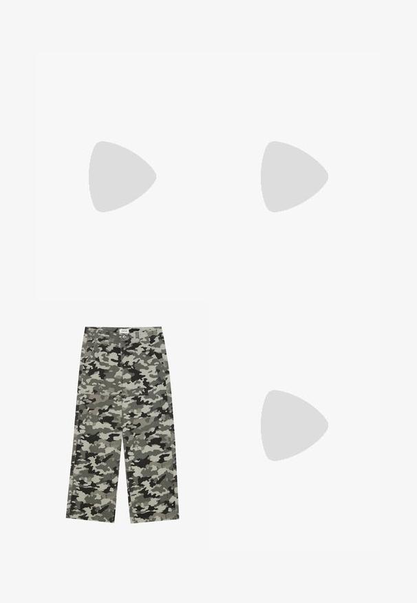 Černý top bez rukávů s volným výstřihem, vyrobený z měkké, elastické látky. Má volný střih a minimalistický design. Štítek je viditelný uvnitř.; YOURTURN UNISEX - Džíny Relaxed Fit - grey/black; Černé lodičky na klínu s špičatou špičkou, vyrobené z texturovaného syntetického materiálu, s úzkým podpatkem a otevřeným bočním designem.; Červená kožená taška přes rameno s zakřiveným designem, hladkým povrchem a zipovým uzávěrem. Obsahuje tenkou rukojeť pro nošení.