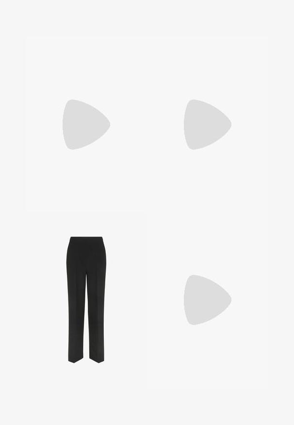 Blusa a maniche corte beige, con stampa a foglie in nero e tonalità di marrone. Tessuto morbido con una vestibilità rilassata e scollo rotondo.; Pantaloni neri con design a gamba dritta, caratterizzati da una semplice vita e senza tasche visibili, esposti su uno sfondo bianco.; Scarpa piatta in vernice rosa con punta rotonda, cinturino alla caviglia e tacco basso a blocco. Texture liscia e design minimalista.; Borsa tote beige con manici piatti, texture liscia e hardware dorato, abbinata a una pochette trapuntata coordinata con tracolla a catena.
