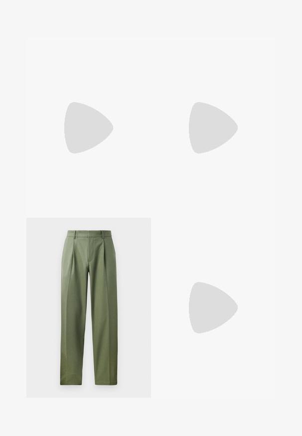Bezramenný olivově zelený top vyrobený z měkké látky, s vysokým límcem a modrým logem HUGO na hrudi. Hladká textura, minimalistický design.; Kalhoty na míru v olivově zelené látce s hladkou strukturou, s dvěma předními sklady, poutky na opasek a rovnou nohavicovou siluetou.; Černé kožené loafers s kulatou špičkou, zvýšeným švem na svršku a plochou gumovou podrážkou. Hladký povrch, klasický design.; Tmavě námořnická kožená aktovka s dvojitými horními rukojeťmi a odnímatelným popruhem. Má texturovaný povrch, vertikální švy a detail s logem.