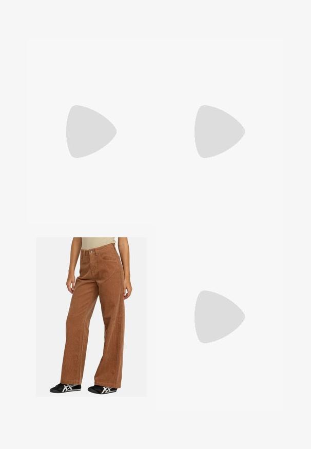 T-shirt léger pêche à manches courtes avec un design graphique rouge de palmiers et de soleil, portant le texte "BILLABONG", imprimé sur un matériau en coton doux.; Pantalons larges en velours côtelé marron avec un tissu texturé, taille haute et poches avant. Portés avec des baskets noires.; Des baskets en toile couleur écru avec un bout rond, dotées de semelles en caoutchouc beige et de cinq œillets pour les lacets, avec une finition texturée sur la tige.; Des lunettes de soleil en écaille brune avec des verres verts. Les montures rectangulaires présentent une finition lisse et des branches légèrement courbées.