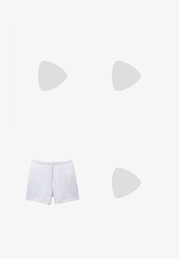 Top nero senza spalline realizzato in cotone morbido, con un design aderente caratterizzato da una texture liscia e cuciture pulite lungo i bordi.; Shorts in cotone grigio chiaro con vita elasticizzata e cordino. Presentano una texture morbida e una linea dritta senza motivi visibili.; Infradito neri con suola in gomma testurizzata, due cinghie sottili e un sottile dettaglio del logo impresso sulla cinghia.; Borsa in tulle bianca con un design arricciato, dotata di una tracolla a catena e accenti in tessuto morbido. Texture leggera e ariosa con dettagli a strati.