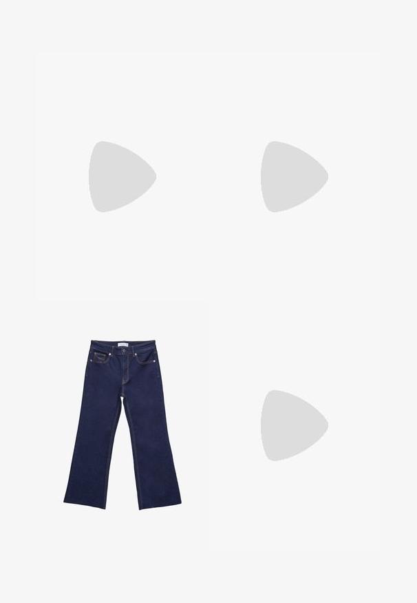 Ruskean värinen halterneck-toppi, joka on valmistettu pehmeästä ja joustavasta kankaasta. Siinä on syvä ansatsikaula-aukko ja leveämmät hihnat, rento istuvuus ja minimoidut saumat.; Farkkuinen tummansiniset leveälahkeiset farkut, joissa on kontrastiväriset oranssit tikkaus, viisi taskua ja yksi nappikiinnitys vyötäröllä.; Ruske kožne sandale s visokom potpeticom, otvorenim prstima, podesivim kopčanjem oko gležnja i prugastim platformskim đonom.; Ruskea nahkakäsilaukku, jossa on kaareva muotoilu, kultaketjuhihna, sisätasku ja irrotettava olkahihna. Ominaisuuksina on kontrastivärinen ommel.; Kullanıcının sol kulağında yer alan, yuvarlak ve hafif dokulu tasarıma sahip altın halka küpe, koyu saç ve siyah bir giysi ile bir arka planda sergileniyor.