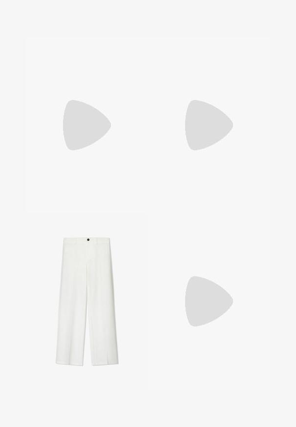 Bodice senza spalline in tonalità beige, caratterizzato da strisce di tessuto orizzontali con varie texture, dettagli in pizzo e hardware regolabile nella parte superiore.; Pantaloni bianchi a gamba larga con una texture liscia, dotati di chiusura anteriore con bottone e passanti per cintura, progettati per una vestibilità comoda.; Scarpa slingback nera con punta appuntita, realizzata in materiale lucido e testurizzato, con tacco sottile e delicato motivo coccodrillo per i dettagli.; Borsa a tracolla nera in pelle con una forma curva, manico rimovibile e accessori dorati. La borsa presenta una patta con un dettaglio a fibbia.