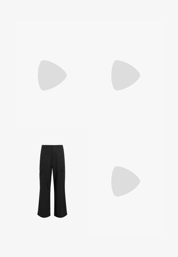 Camiseta de manga corta negra hecha de tela suave, con cuello redondo y logo "GUESS" en relieve en la parte delantera.; Pantalones cargo negros hechos de una tela ligera, con un corte relajado, dos grandes bolsillos laterales y cierre de botón.; Zapatillas Lacoste en gris oscuro con material de malla y sintético, que cuentan con una suela texturizada y detalles en marrón en el cuello y la marca.; Riñonera en estampado de tie-dye azul oscuro con cremallera en la parte superior, material texturizado y un detalle de logotipo prominente en la parte frontal.