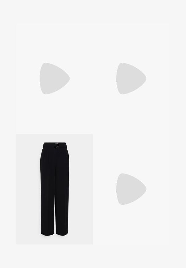 Kortärmad, figurnära topp med ett geometriskt svart och vitt mönster, med "HUGO"-logotyp och sidodragband för justering.; Svarta skräddarsydda byxor med vida ben, utrustade med ett bälte med silverfärgad spänne, veck och en slät tygstruktur.; Svart läder slingback-hälar med spetsig tå, med en smal klack och en guldtonad detalj på den justerbara remmen. Slät textur.; Svart läderhandväska med en strukturerad design, som har en avskuren form, ett handtag upptill och guldiga detaljer. Justerbar axelrem ingår.
