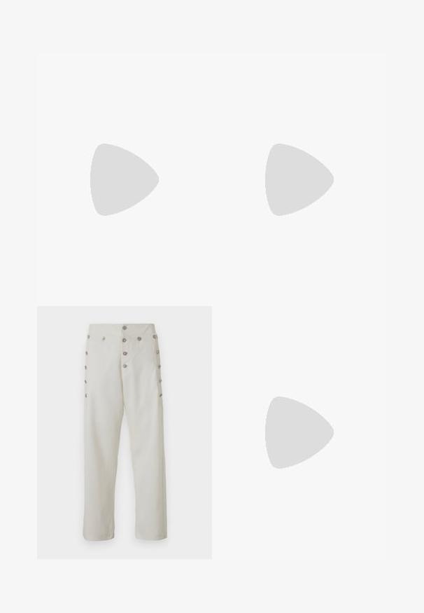 Krátký rukáv, pulovr ve tvaru V z krémové barvy, s ribkovanou texturou, měkkým límečkem a přiléhavým střihem.; Krémové kalhoty s rovného střihu, které mají dekorativní stříbrné knoflíkové detaily po obou stranách a hladkou texturu látky.; Černé kožené polobotky s hladkou texturou, zaoblenou špičkou a zdobným páskem přes nárt. Nízký stohovaný podpatek, minimalistický design.; DARKAI TENNIS LONG UNISEX - Náhrdelník - silver-coloured