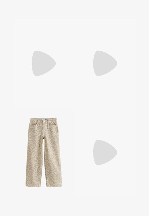 Gaiši zils īsām piedurknēm V veida kakla tops, izgatavots no mīksta auduma, ar nedaudz izliekta apakšmalu un mazu sānu sagriezumu, kas nodrošina ērtu kustību.; Bēšas platākas bikses ar smalku leopardu rakstu, izgatavotas no kokvilnas ar gludu tekstūru, ar priekšējām kabatām un jostas pogu aizdari.; Brūni un zili rūtaini platās kājas bikses, kas savienotas ar baltām kurpēm ar melniem akcentiem un teksturētām zolēm, uz zaļa fona.; Auduma salmu rokassoma ar izliekta siluetu, kas ir aprīkota ar gludu melnu ādas rokturi un atbilstošu mazu maciņu, kas piestiprināts pie plaukstas siksniņas.