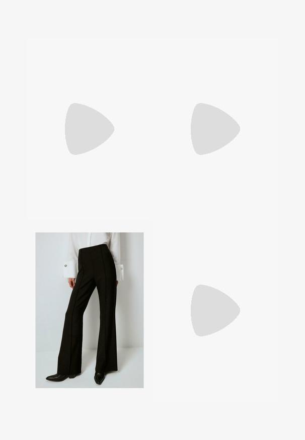 Černý top s dlouhými rukávy, véčkovým výstřihem, předním zavázáním a rozšířeným pasem. Vyrobený z měkkého materiálu s uvolněným střihem.; Černé kalhoty s vysokým pasem a rozšířenými nohavicemi, s vertikálním švem, vyrobené z texturované tkaniny, v kombinaci s bílou košilí s dlouhým rukávem.; Beige kožené slingback boty s černou špičkou, čtveratým podpatkem a nastavitelným páskem kolem kotníku. Hladká textura a minimalistický design.; Černá kožená kabelka přes rameno s texturovaným povrchem, zakřiveným tvarem, nastavitelným popruhem a zlatými kovovými detaily. Logo na přední straně.