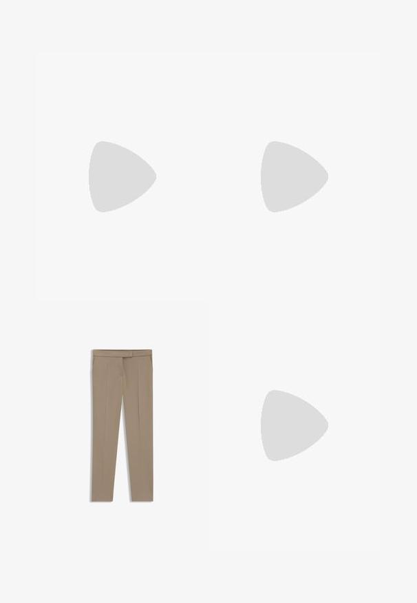 Top senza maniche marrone in tessuto trasparente, con accenti in pizzo viola lungo lo scollo e dettagli arricciati sulle spalle.; Pantaloni beige su misura con una texture liscia, design a gamba dritta, piega frontale e due tasche laterali. Vita semplice con un accento metallico.; Scarpa slingback nera con punta affilata e tacco basso, realizzata in pelle liscia e con un design a taglio laterale per favorire la traspirabilità.; Borsa a mano in pelle nera con un design strutturato, caratterizzata da una forma corta, manico superiore e accessori in metallo dorato. Inclusa tracolla regolabile.