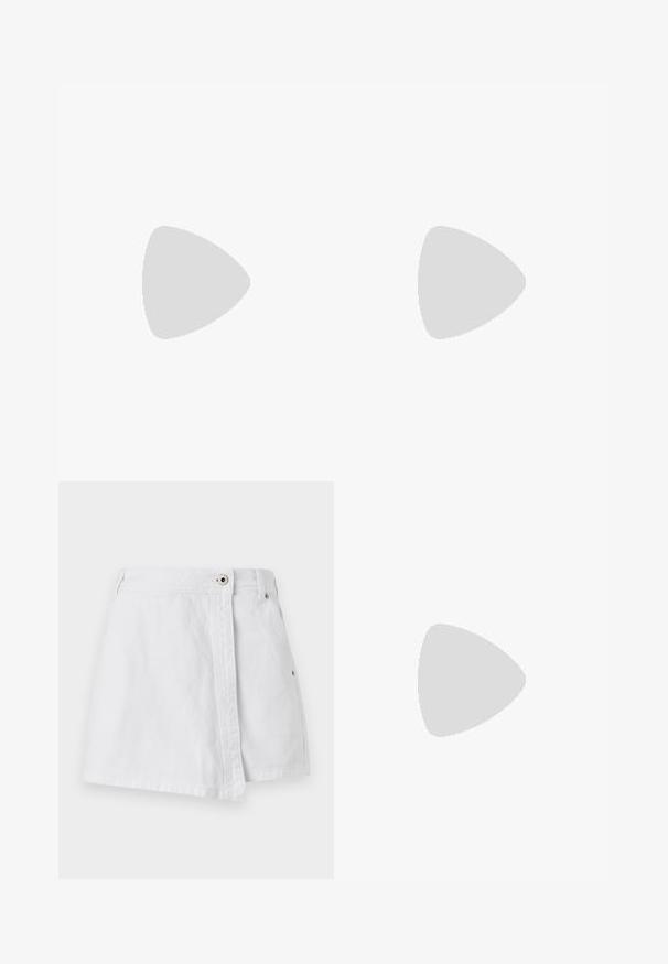 Rød langermet skjorte i bomull med hvit tekst "COLOURFUL REBEL" og to horisontale hvite striper på ermene. Klassisk crew neck-design.; Hvit denim miniskjørt med frontlukking, rett snitt og subtile sømdetaljer. Har en ren, jevn tekstur.; Svart høyglans sandaler med hæl, firkantet tå, ankelremmer og sølvspenner. Har en kraftig blokkhæl for stabilitet.; Svart lærveske med en buet form, avtagbar stropp og gullbeslag. Vesken har et klaff med spenne-detall.