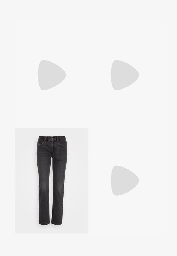 Levi's® Potiskana majica - caviar; Črne traper hlače z ravnim krojem, ki imajo klasičen pet-pocket dizajn, zadrgo in kontrastno šivanje ob šivih.; Črne visoke platnene teniske z belimi gumijastimi podplati in vezalkami, z ovalnim logotipom na strani, v kombinaciji z džinsom in črnimi hlačami.; Srebrni obroči za ušesa z gladko, polirano površino. Okrogla oblika in varna zaponka s klikom. Lahka zasnova, primerna za vsakodnevno nošenje.