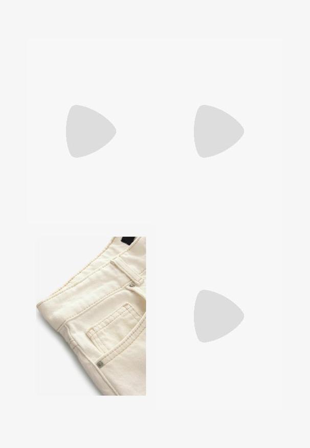 Tri majice na naramnice: bela z modrim motivom metuljev, črna rebrasta in roza s cvetličnim vzorcem. Vse imajo tanke naramnice in valovite robove.; Kremne kavbojke z teksturirano površino, ki imajo majhen sprednji žep in kontrastne šive. Idealne za sproščeno nošenje.; Mule z vzorcem leopardje z nizko črno stiletto peto. Zgornji del iz mehke tkanine z detajlom vozla spredaj in gladkim ravnim podplatom.; Okrogle, rjavo obarvane sončne naočare z sijočim burgundskim okvirjem. Tanek nosilec s subtilnim logotipom. Oblika leč je ravna.; Uhani v srebrni barvi v zasukani obročasti obliki, z natančno teksturirano površino in rebrastimi detajli, ki so zavarovani z zatičem.