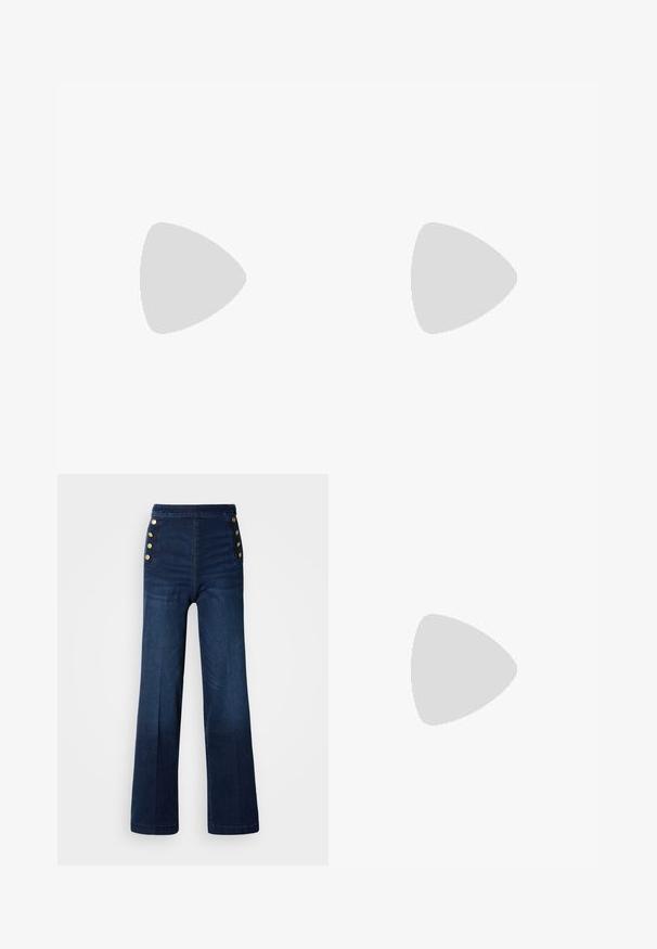 Mørkeblå stripete t-skjorte med tettsittende design, korte ermer og bølgede kanter på ermeåpningene og bunnen. Myk, elastisk stoff.; Mørkeblå denimbukser med vide ben som har høy livhøyde, gullknappe detaljer på sidene, og en glatt tekstur med subtil falming.; Sorte skinnpumper med spiss tå og lav blokkhelt. Har ankelrem med gullfarget spenne. Glatt tekstur.; Svart håndveske med strukturert form, jevn tekstur og metallisk lås. Kombinert med brede svarte bukser og sandaler med åpen tå på tregulv.