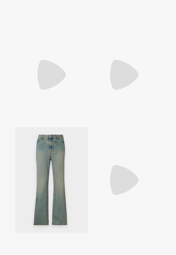 Polo de manga comprida em tecido canelado de pêssego claro, apresentando um decote com colarinho, sete botões e uma silhueta ajustada.; Jeans flare de denim azul claro com cintura alta, cinco bolsos e fecho de zipper. Acabamento limpo e desbotado com detalhes de costura subtil.; Bota ankle preta em pele com uma textura suave, bico fino e um salto alto robusto. Apresenta uma abertura lateral e um design minimalista.; Dois brincos em forma de asa com metal prateado e strass cortados em forma redonda e transparentes, além de acentos em metal dourado em um design em camadas.