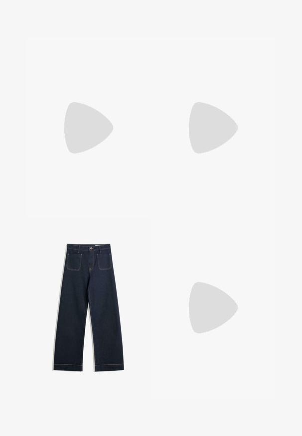 Vállon kívüli felső könnyű anyagból, fehér alapon fekete és barna absztrakt mintával. Hosszú ujjú, gyűrt textúrával.; Sötétkék, széles szárú farmernadrág, eltérő bézs varrással, két hátsó zsebbel és gombos záródással a deréknál.; Fekete lakk bőr szandálkés magas sarkú cipő, hegyes orral és geometrikus tömbsarkakkal. Karcsú, minimalista dizájn és sima textúra jellemzi.; Fehér szintetikus kézitáska, háromszög alakú, lapos előlap, masni részlettel, állítható pánttal, sima textúrával és minimalista dizájnnal.