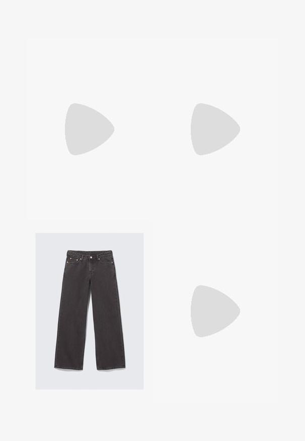 Czarny koronkowy biustonosz typu bralette z drucikami, regulowanymi ramiączkami oraz przezroczystą tkaniną z falistymi detalami.; Jeans w szerokich nogawkach wykonane z ciemnoszarego dżinsu. Charakteryzują się wysokim stanem, miedziowanym okuciem oraz klasycznym pięciokieszeniowym designem.; Czarne lakierowane czółenka na odkrytej pięcie z wąskim noskiem, z wykrojem po bokach i małym kwadratowym obcasem. Gładka faktura z minimalnymi akcentami.; Srebrna metalowa bransoletka o falistym, nieregularnym wzorze. Gładka powierzchnia z wypolerowanym wykończeniem, odbijająca światło. O okrągłym kształcie, bez wyraźnych akcentów.