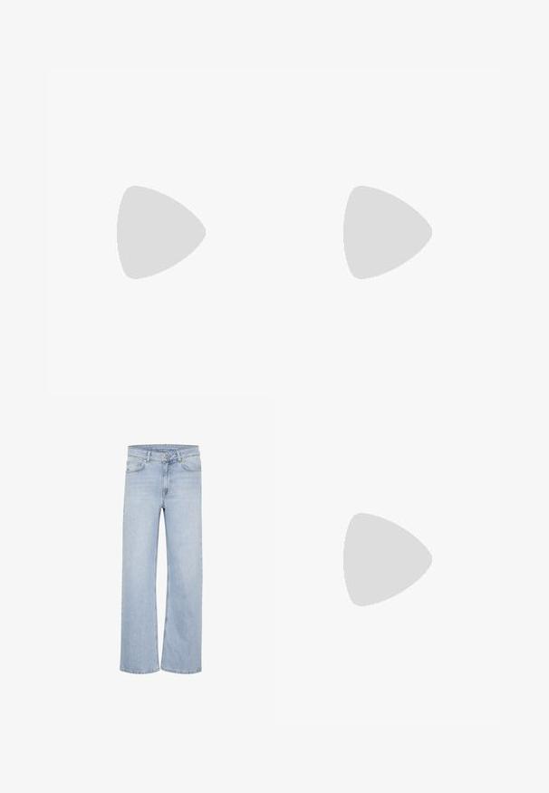 Lilla linned blouse med korte, brede ærmer, samlet detaljering i taljen og en afslappet pasform, med subtile plisseringer foran.; Lys blå vide bukser lavet af denim. Har bæltestropper, fem-lommer design og syede detaljer langs sømmene.; Denim flad sko med firkantet tå, sorte laklæderdetaljer, guldfarvede spænder og justerbare ankelremme. Ensfarvet blå.; Brun stof skuldertaske med en bred, rundet krop og et stort udsnit håndtag. Blød tekstur, minimalistisk design og ingen synlig hardware.