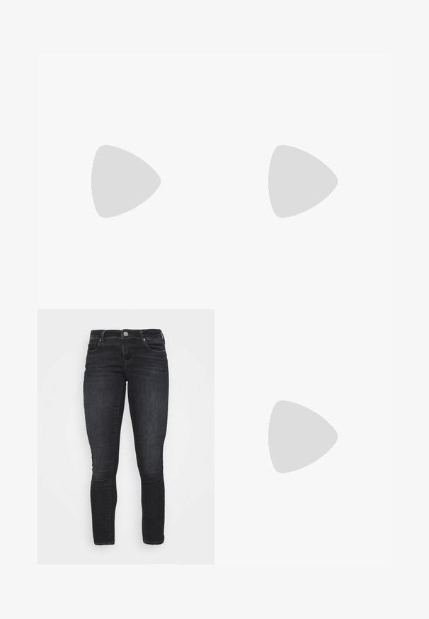 Beige t-särk pehmest puuvillast, ümmarguse kaelusega, lühikeste varrukatega ja lõdva sobivusega, sirge äärisega.; Mustad denim püksid kitsas lõikes, viie taskuga disain, metallist nööbiga sulgemine ja õrn valge foor kogu kangas.; Must musta kõrge kontsaga king, millel on terav varvas, kaardus disain ja õhuke 5 cm konts. Sile tekstuur minimaalse kaunistusega.; Hõbedased rõngastikandid, millel on tähtkujuline ripats, mille keskel on sädelus; sisaldab teist paari lihtsaid hõbedasi rõngaid.