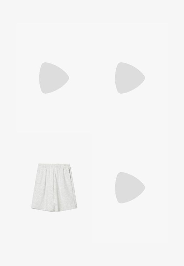 Sort camisole med tynde stropper, et snoet knudedesign med en central ring som accent, og en gennemsigtig lagdelt kant. Lavet af letvægtsstof.; Lys grå atletiske shorts lavet af blødt stof, med elastisk talje, løs pasform og subtil tekstur. Ingen synlige mønstre eller accenter.; Sorte flip-flop sandaler med flad sål, glat gummistrop og minimalistisk design. Letvægtig med en strømlinet form.; Sorte rektangulære briller med klare linser. Blank finish, smalle stænger, og lilla nuance synlig i kanterne af linsen.