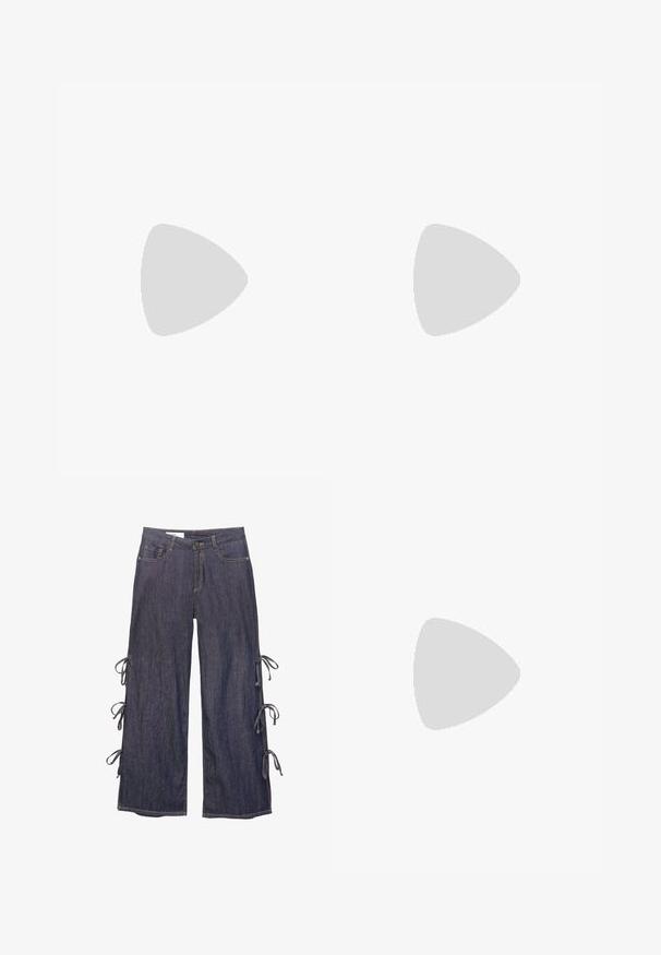 Bershka Top - white; Pantaloni in denim a gamba larga di colore blu scuro, con legature laterali e chiusura a bottone. Presentano tasche frontali e una silhouette rilassata.; Zoccoli in suede marrone con punta arrotondata, una fibbia sul lato superiore e un plantare in sughero testurizzato con suola in gomma nera.; Occhiali in tartaruga con lenti ovali e una finitura liscia e elegante. Presentano aste sottili con una leggera curva alle tempie. Lenti trasparenti.; Borsa in suede marrone con dettagli di frange e borchie argento, dotata di chiusura a coulisse e un'unica tracolla.