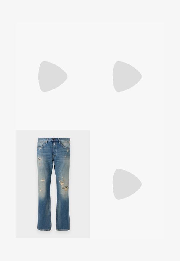 Musta puuvillainen t-paita, jossa on pyöreä kaula-aukko, lyhyet hihat ja etupuolella valkoinen painettu logo "REPLAY". Minimalistinen muotoilu ja väljä istuvuus.; Vaaleansiniset farkut, joissa on rento leikkaus, kuluneet yksityiskohdat ja revityt tahrat, sekä perinteinen viiden taskun muotoilu ja nappisuljenta.; Mustat nahkakengät valkoisilla raidoilla, teksturoitu kumipohja ja nauha edessä. Varustettu merkkitarralla kielen päällä.; Aurinkolasit, joissa on tyylikäs, hopeanvärinen metallikehys, harmaasti sävytetyt linssit ja aerodynaaminen muotoilu, jossa on terävät reunat ja ohuet varret.