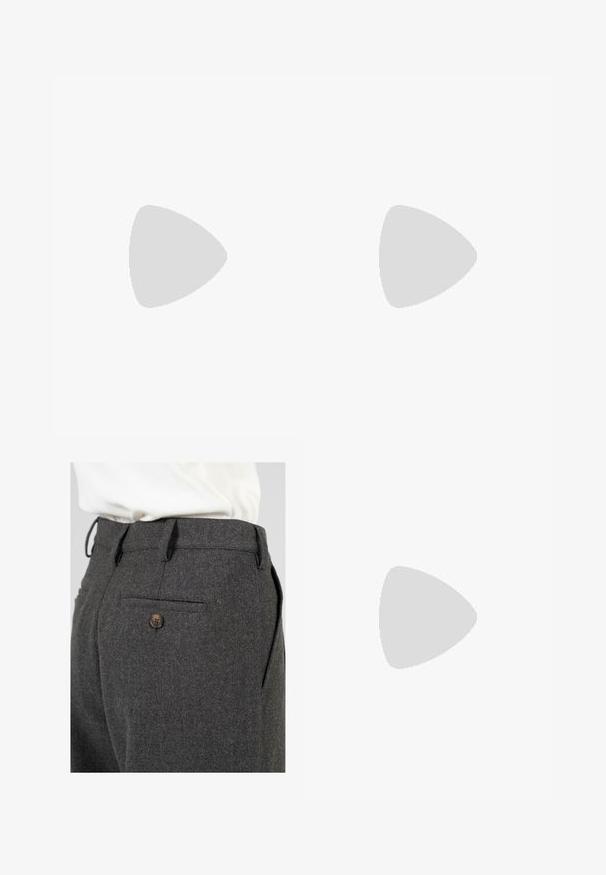 T-shirt grigio a maniche corte realizzato in tessuto morbido, con scollatura rotonda e tre bottoni, dal design pulito e semplice.; Pantaloni di lana grigi con una finitura texturizzata, dotati di una tasca posteriore singola con un bottone marrone e passanti per cintura nella vita.; Zign LEATHER - Stivaletti texani / biker - black; Occhiali da sole in plastica nera con lenti verdi, montatura quadrata, dettaglio argento sulla parte superiore e steli con texture. Marchio indicato sulla parte interna dello stelo.