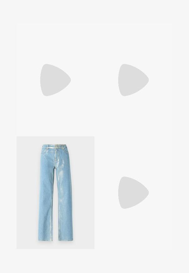 Top sans manches noir avec un décolleté drapé, fabriqué en tissu doux ; présente une coupe ajustée et un ourlet droit.; Jean large bleu clair avec des accents brillants, présentant une taille haute, une fermeture à bouton et des coutures visibles. Texture de denim lisse.; Escarpin à bout pointu en tissu bleu clair avec une finition texturée, muni d'un accent en nœud et d'une bride à la cheville pour un maintien sécurisé.; Sac à main en cuir noir avec une forme courbée, bandoulière amovible et des accessoires en or. Le sac est doté d'un rabat avec un détail de boucle.