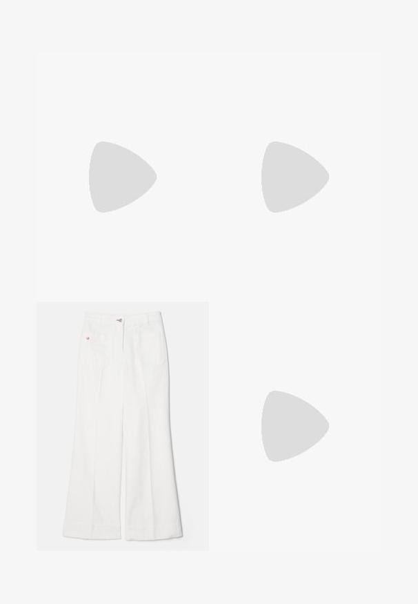 Weißes ärmelloses Crop Top aus Baumwolle mit rundem Ausschnitt und schwarzem Text "SEI EHRLICH", der auf der Vorderseite aufgedruckt ist. Schlichtes Design.; Weiße schmal geschnittene Jeans mit hoher Taille, ausgestattet mit zwei Gesäßtaschen und einem roten gestickten Logo-Detail auf der rechten Tasche, aus Denim-Stoff gefertigt.; Schwarze Flip-Flop-Sandale mit flacher Sohle, strukturiertem schwarzen Fußbett, glatten Riemen und einem kleinen goldenen Akzent nahe dem Zehensteg.; Goldfarbene Armspange mit glatter Außenseite und strukturierter Innenseite. Sie verfügt über ein breites, rundes Design mit einer offenen Aussparung auf einer Seite.