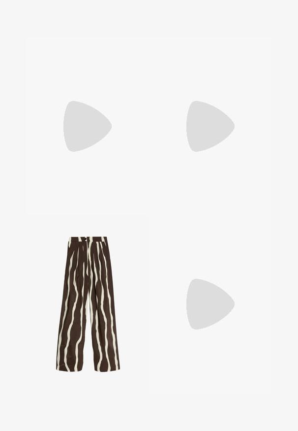 Ærmeløs hvid ribbet tanktop med scooped halsudskæring, lavet af strækbart stof, præsenteret på en hvid baggrund.; Højtaljede bukser med vide ben, vertikale bølgede striber i hvid og mørkebrun, frontknap, lynlås og sidelommer.; Sorte patenterede lædersko med spids tå, blokhæl og ankelrem, kombineret med grå ribbede benvarmere og en brun ruskinds nederdel.; Brun lædertaske med to robuste håndtag, rektangulær form, glat tekstur og lynlås lukning. Minimalistisk design uden synlige mønstre.