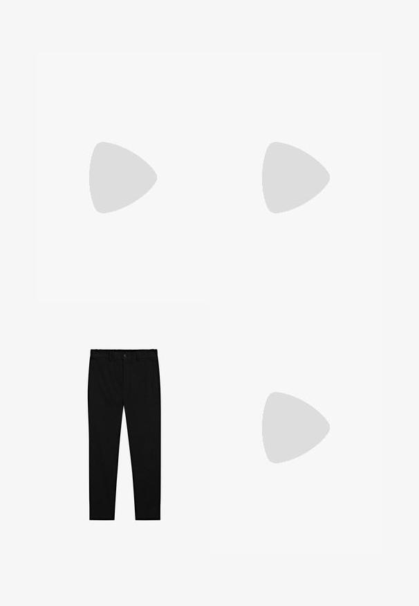 Weißes Baumwoll-Top mit Rundhalsausschnitt und weiten Armausschnitten, präsentiert an einem Modell vor einem hellgrauen Hintergrund.; Schwarze maßgeschneiderte Hosen mit Knopfverschluss, Gürtelschlaufen und schmalem, geradem Bein, auf einem weißen Hintergrund präsentiert.; Schwarze Lederloafers mit glatter Oberfläche, abgerundetem Zehenbereich, handgestochener Detailarbeit und einer niedrigen Gummisohle. Klassisches und vielseitiges Design.; Schwarze Sonnenbrille mit rechteckigen Rahmen, grauen getönten Gläsern und einer Aussparung im Nasensteg. Schlanker, glänzender Kunststoff, mit schmalen Bügeln.