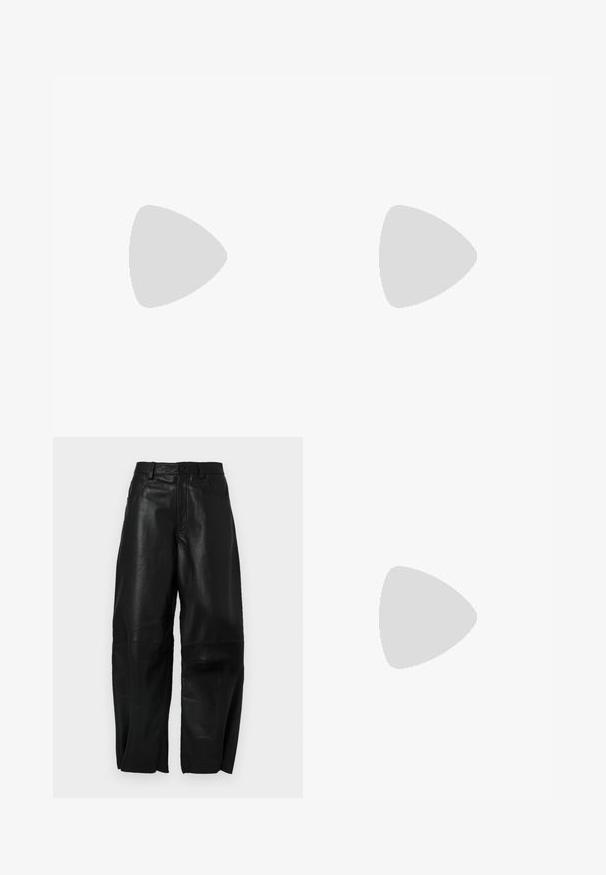 Balta be rankovių palaidinė su aukštu apykakle, raukšlėta tekstūra ir metaliniu logotipu centre. Lygus audinys, prilipęs dizainas.; Juodos odinės kelnės su laisvu siluetu, tiesios kojos dizainu, priekinėmis kišenėmis ir matomais siuvimo detalėmis.; Juoda oda laivų avalynė su apvaliu pirštu, raištelių priekiniu užsegimu, metalinėmis skylutėmis ir plokščiu padu. Yra nedidelis užvalkalas gale.; Juodas lakinės odos rankinės maišas trikampio formos, su viršutiniu užtrauktuku ir reguliuojama juostele. Sidabrinė logotipas "KARL LAGERFELD JEANS".