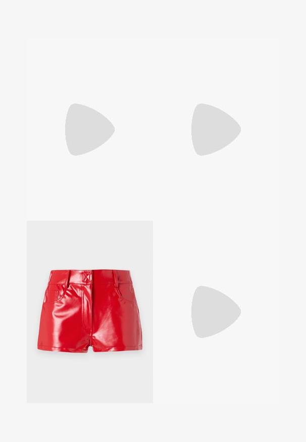 Maglietta cropped bianca in cotone, con un logo grafico nero sul davanti. Collo rotondo e maniche corte. Texture liscia.; Shorts rossi in ecopelle con finitura lucida, caratterizzati da vita alta, tasche frontali e dettagli di cucitura. Design strutturato e aderente.; Mule bianco a punta con tacco stiletto basso. Realizzato in materiale liscio con un design minimalista e dettagli delicati sulla suola colorato beige.; Borsa a mano in pelle nera con design curvo, caratterizzata da borchie argentate, una fibbia e due tasche laterali. Tracolla regolabile per diverse opzioni di trasporto.