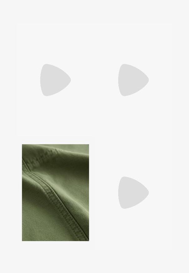 Lysegrå kortærmet t-shirt lavet af blødt stof, med rund halsudskæring og en afslappet pasform uden fremtrædende mønstre eller detaljer.; Next Denimshorts - khaki green; Sorte ruskinds sneakers med hvide accenter, med rund tå, tyk hvid sål og klassisk snørebåndsdesign, båret med hvide sokker og lilla bukser.; Slangeprint håndtaske med et buet håndtag. Lavet af strukturerede, beige og brune materialer, med et karakteristisk diamantmønster.