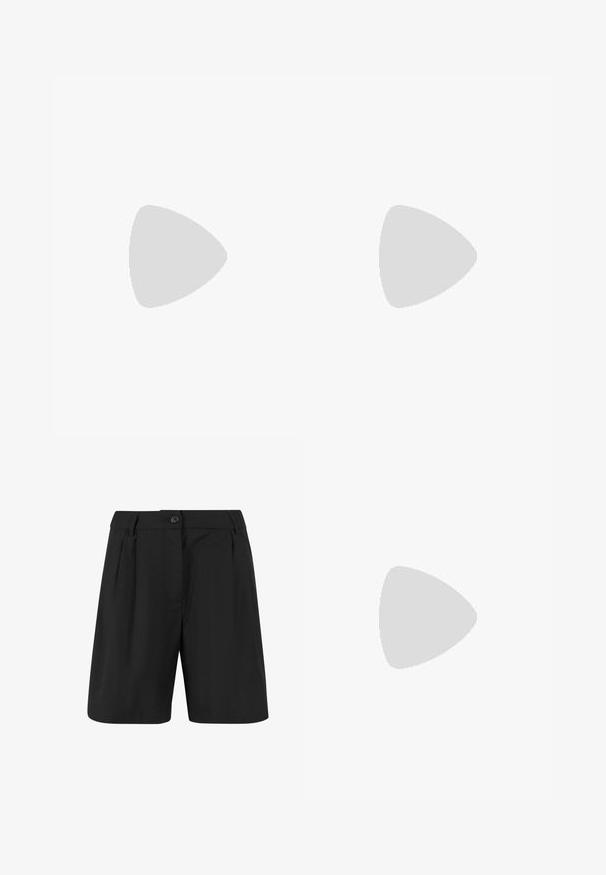Svart bomullströja med rund hals och korta ärmar. Har en vit etikett framtill med tryckta siffror och en cirkulär logotyp.; Svarta shorts med skräddarsydd design, som har framfållar, slät front och en knappstängning. Slät tygstruktur.; Vit flip-flop med en texturerad sula och två tunna remmar. Remmarna är släta med subtil varumärkeslogotyp. Inga mönster eller ytterligare detaljer.; Brun mockaskinns toteväska med två långa axelremmar, mjuk textur och slät yta. Har en rymlig, flexibel silhuett.