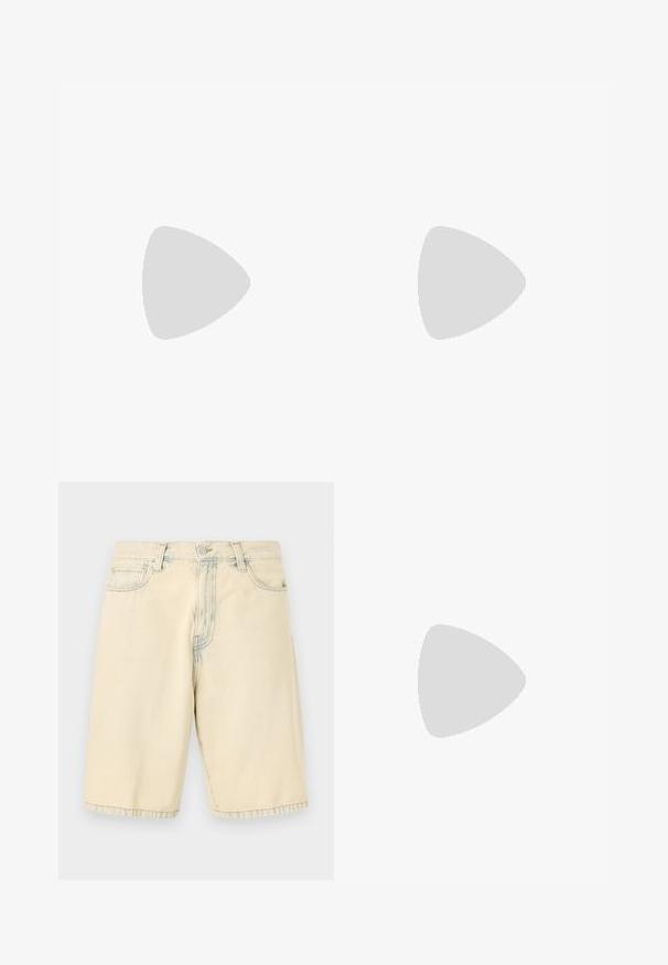 Dunkelblaue Baumwoll-T-Shirt mit Rundhalsausschnitt, kurzen Ärmeln und geradem Schnitt. Glatte Textur, keine sichtbaren Muster oder Verzierungen.; Beige Denim-Shorts mit geradem Schnitt, fünf Taschen und Gürtelschlaufen. Sie sind leicht verblasst und mit Stitching-Akzenten versehen.; Navy Flip-Flop Sandale mit strukturierten Gummiriemen, geformtem Fußbett und grünen Akzenten auf der Mittelsohle. Flache Sohle, lässiges Design.; Schwarze Sonnenbrille mit rechteckigen Rahmen, grauen getönten Gläsern und einer Aussparung im Nasensteg. Schlanker, glänzender Kunststoff, mit schmalen Bügeln.