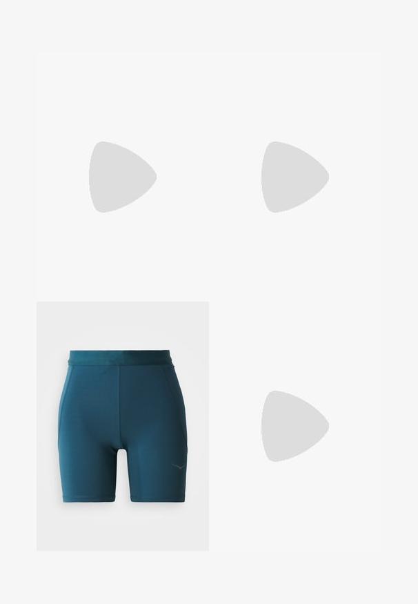 Valge ja oranž lühikeste varrukatega sportlik särk диагонaalsete triipudega mustriga ja "TERREX" logo rinnal.; Teal värvi spordilühikesed šortsid, mis on valmistatud sileda ja veniva kanga abil. Omavad laia vöökohta ja õmmeldud detaile, küljes on väike logo.; Hele sinine jooksuking, millel on valged triibud, tekstureeritud pealispind, pehmendatud krae ja kollase-roheline aktsent tallal ja paeladel.; Oakley prillid omavad suure rohelise peegelprilli külgedel avadega, stiilset nurkadega disaini ja värvilist metallraami mustade otsikutega.