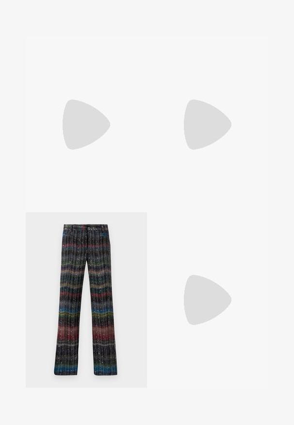 Monivärinen toppi vaakasuuntaisin raidoin oranssia, sinistä, vihreää ja mustaa. Valmistettu kevyestä kankaasta, jossa on ohuet olkaimet.; Housut, joissa on leveät lahkeet ja monivärinen, kimaltava pystysuuntainen raidallinen kuvio mustassa, punaisessa, vihreässä, sinisessä ja kullassa. Joustava vyötärö.; Musta korkokenkä nilkkahihnalla. Ominaisuuksiin kuuluu teksturoitu, monivärinen kangas nauha varpaiden yli. Sileä nahkapinta.; Mustapran handbag, jossa on kaareva muotoilu, ja jossa on monivärinen chevron-kuvio sekä metallilankaa. Siinä on nahkahihna ja kultaiset varusteakset.