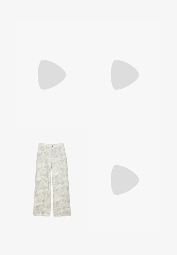 GAP HALTER - Top - indigo; Hvide vidde ben jeans med et subtilt blomstermønster i grå og lysegrøn, med fem lomme-design og sølvfarvet knaplukning.; Suede træsko i lys olivengrøn med en formet kork- og gummisål. Har en side rem med en metal spænde og en rund tå.; Skildpaddemønstrede solbriller med ovale stel og grønne linser. Har tynde arme med en metallisk detalje nær hængslerne.