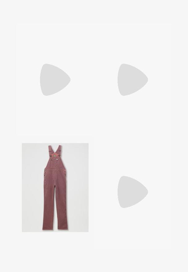 Beige ribbet tank topp med rund halslinning og brede skulderstropper. Har hvit brodering "REPLAY MonteCarlo Country Club" på fronten.; Rødstripete denimoverall med justerbare skulderstropper, stor lommesekk foran og sidelommer. Har metallhardware og en sydd søm.; Hvite lær sneakers med beige semsket detaljer, perforert tåboks, flate lisser og en teksturert kremfarget såle. Har subtil branding på hælen.; Svart stoffhåndveske med rynket tekstur, to skulderstropper og snøring på sidene. Glatt, lett materiale.