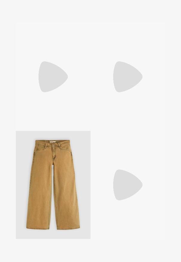 Červené krátke bavlnené tričko s krátkym rukávom a okrúhlym výstrihom, s voľným strihom a bielym logom "GAP" v strede výstrihu.; Široké hnedé denimové nohavice s vysokým pásom, s predným zapínaním na gombík, piatimi vreckami a mierne vyblednutým vzhľadom.; Svetlé semišové tenisky s hladkým povrchom, obsahujúce tri tmavé pruhy, zaoblenú špičku a hrubšiu podrážku so vzorovaným okrajom.; Hnedá kožená taška na rameno s hladkou textúrou, otvoreným vrchom a dvoma ramenými popruhmi. Má minimálne šitia a žiadne viditeľné kovania.