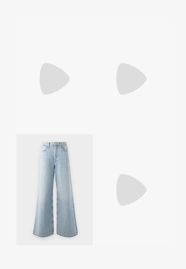 Uten ermer stripete tanktop i hvit og svart bomull, med ribbestruktur og en gullfarget detalj nær halslinningen.; Lys blå vide jeans laget av denim, med høy midje, fem lommer og lukking med knapp/glidelås. Utskilt hem for ekstra volum.; Svarte flate sandaler med tær, bred stropp, sirkulær metallaccent og en glatt skinnfinish. Minimalistisk design med flat såle.; Denim håndveske i mørkeblå med sølvdetaljer. Har to frontlommer med klaffelukking og en enkelt skulderrem. Glidelås på toppen.
