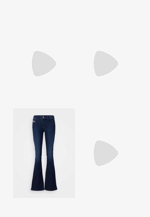 Jeans-bra in verkürzter Form mit blauer Nuance, versehen mit verstellbaren Trägern, strukturierten Cups und seitlichen Ösen-Schnürdetails mit geflochtenen Akzenten.; Dunkelblaue Schlagjeans mit einer glatten Denim-Oberfläche, ausgestattet mit vorderen Taschen, einem Knopfverschluss und einem dezenten Markenschild an der Seite.; Schwarze, hochhackige Sandalen mit dünnen Riemen und einem geknoteten Design, einer glatten, rechteckigen Zehenpartie und einem eleganten Stiletto-Absatz.; Silberne Creolen mit einer glatten, glänzenden Oberfläche. Abgerundete Form, leichtes Design, mit einer Steckverschluss. 
