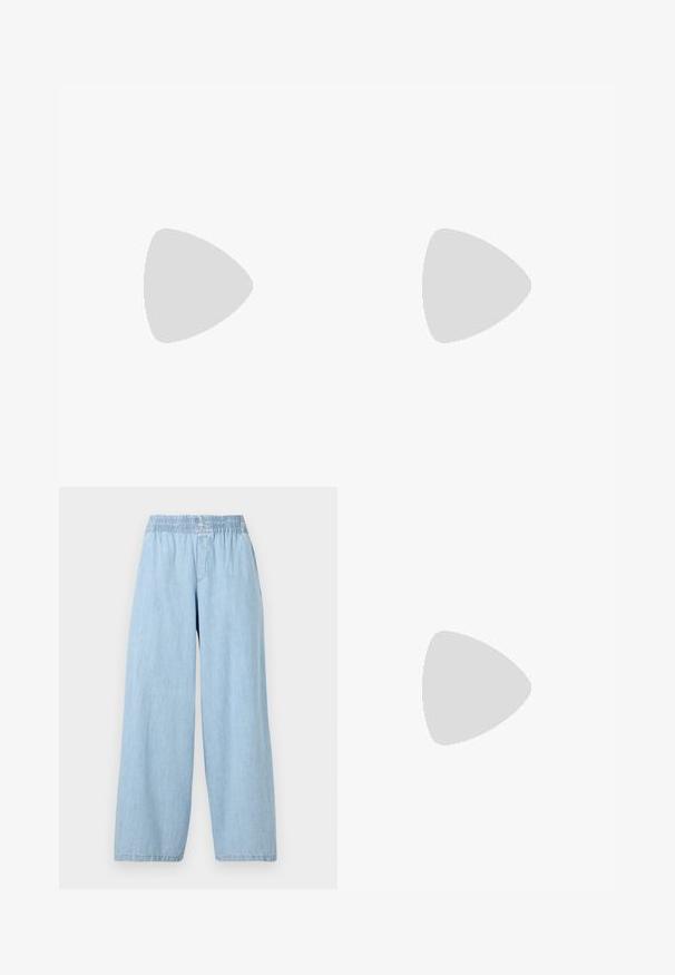 Biały krótki t-shirt z okrągłym dekoltem i krótkimi rękawami, wykonany z miękkiej bawełny. Prosty design, bez wzorów czy ozdób.; Jasnoniebieskie, szerokie spodnie wykonane z denimu z elastycznym pasem. Gładka tekstura bez widocznych wzorów czy ozdób.; Ciemnobrązowe skórzane sandały z cienkim paskowym wzorem, z złotą klamrą i płaską czarną podeszwą z zygzakowym brzegiem.; Czarna skórzana torebka o strukturalnym designie, z przyciętą formą, górnym uchwytem i złotymi akcentami. W zestawie regulowany pasek na ramię.