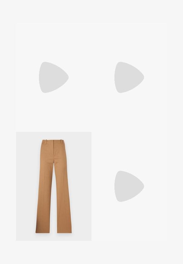 Hvit body med ermeløs design, rund hals og minimalistisk svart "HUGO"-logo på forsiden. Glatt tekstur og tettsittende fasong.; HUGO HULANA - Chinos - open brown; Svarte skinnloafers med en kraftig plattformsåle. Rund tå, fremre sømdetalj og subtile sømdetaljer. Flat, teksturert yttersåle.; Svart lærveske med trekantet form, en slank stropp og sølvfarget detaljer. Har glidelåslukking og preget logo på forsiden.