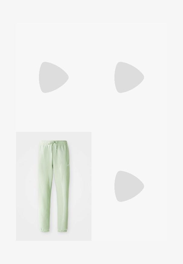 Oliven grøn bomulds t-shirt med et stort hvidt "PUMA" logo og en springende puma grafik på venstre skulder. Korte ærmer, rund hals.; Lys grønne sweatpants lavet af blødt bomuld, med elastisk talje med snøre og tapered ben, afsluttet med samlede manchetter.; Sølv atletisk sko med mesh-materiale, sorte accenter, perforeret design og en polstret hvid sål. Har et fremtrædende 'N' logo.; Svarte, kantede solbriller med mørke linser, der har et iøjnefaldende geometrisk design og en mat overflade. Bæres af en person med kort hår.