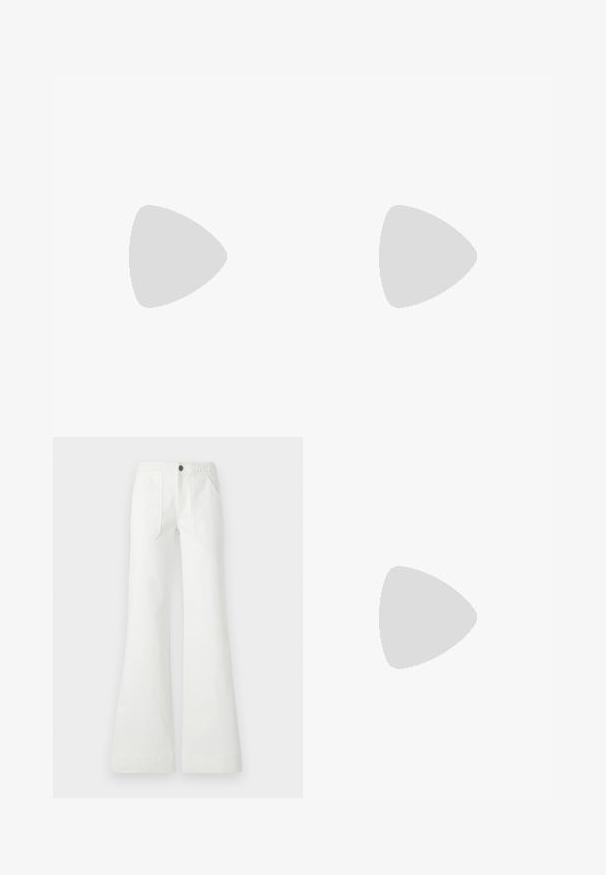 Črni kopalni kostim z enim rami in drapirano teksturo, visokim izrezom na nogah in nabranimi detajli na boku. Narejen iz gladkega, elastičnega materiala.; Bela zvonasta hlače iz tkanine, z pletenim pasom, dvema sprednjima žepoma in gladko teksturo. Zapenjajo se z črnim gumbom.; Črne sandale s peto z več ozkimi trakovi, dizajn slingback in srebrnim poudarkom na peti. Gladek zgornji material in kvadratna peta.; Črna usnjena torbica za ramena z zaobljeno obliko, ki vsebuje frufru detajle, dolgo naramnico in zlato verižico.