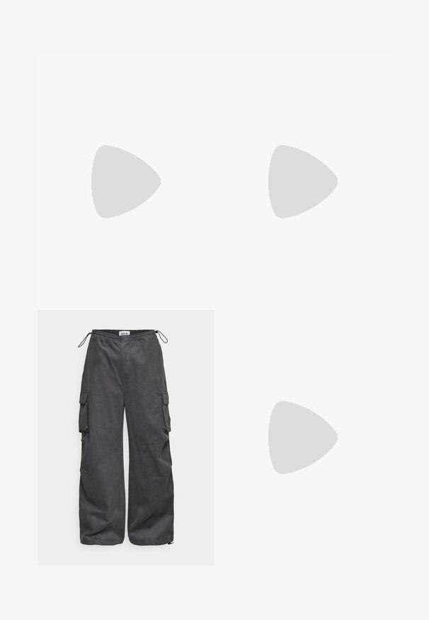 Kurzarm-Radsporttrikot in einem Farbverlauf von Braun mit vertikalen Streifen, Frontreißverschluss und Netzfutter. Mit einem Logo und elastischem Saum.; Graue Cargo-Hosen aus einem strukturierten Stoff, mit elastischem Bund, Kordelzug und Seitentaschen. Lässiger Schnitt mit weitem Bein.; Schwarze Laufschuhe mit einem glatten synthetischen Obermaterial, durchbrochenen Akzenten, strukturierten Seitenpaneelen und einer ausgeprägten federnden Sohle.; Schwarze, eckige Sonnenbrille mit dunklen Gläsern, die ein mutiges geometrisches Design und ein mattes Finish aufweist. Getragen von einer Person mit kurzer Frisur.